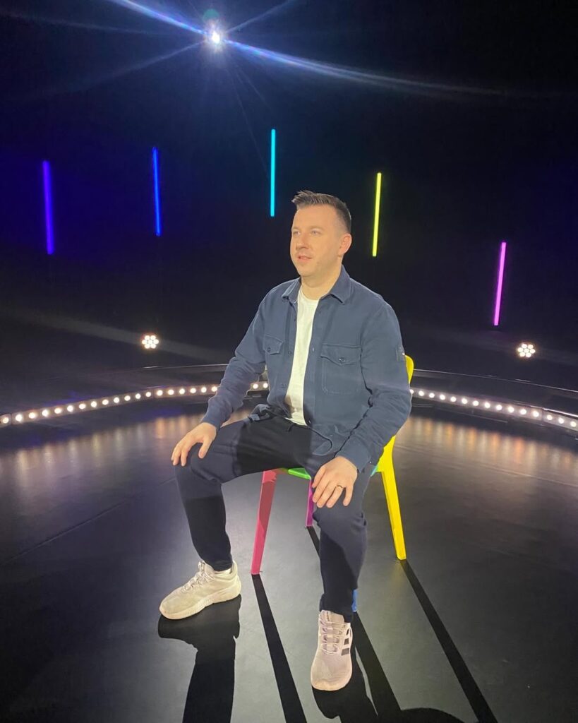 Torsten Schröder moderating a live event in Germany